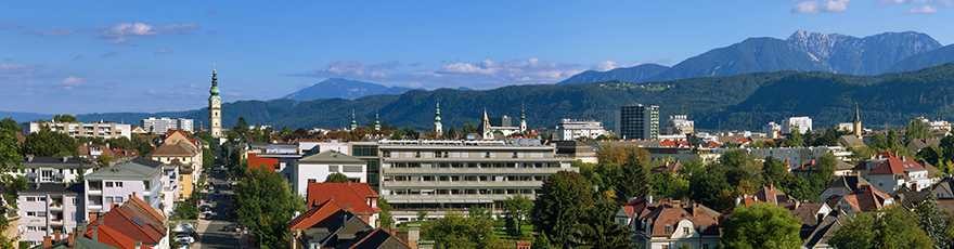 Klagenfurt - Blick über die Stadt und Aussicht auf die Berge